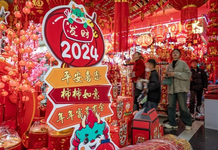 1月11日，顧客在昆明新螺螄灣國(guó)際商貿(mào)城選購(gòu)節(jié)日飾品。新華社記者 陳欣波 攝