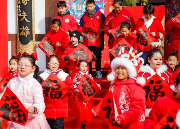 2月2日，小朋友在濟(jì)南五龍?zhí)毒皡^(qū)參加送福字活動(dòng)。新華社發(fā)（徐舟攝）