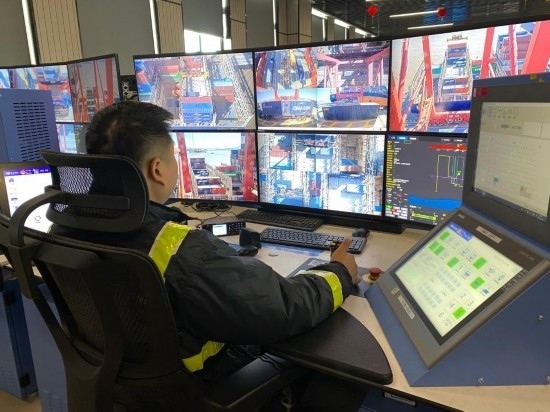 圖為寧波舟山港梅山港區(qū)遠(yuǎn)控操作室內(nèi)，橋吊司機(jī)在遠(yuǎn)程控制橋吊裝卸。新華社記者魏一駿 攝