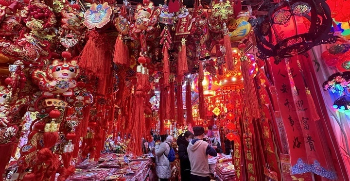 1月19日，市民在北京一商場(chǎng)內(nèi)選購(gòu)春節(jié)裝飾品。新華社記者李欣攝