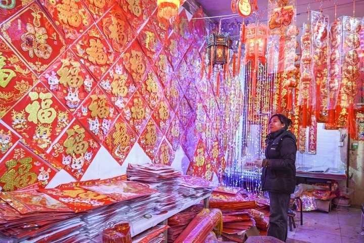 1月21日，在山西省晉中市平遙縣一家市場(chǎng)，市民在選購(gòu)年貨。新華社發(fā)（梁生仁攝）