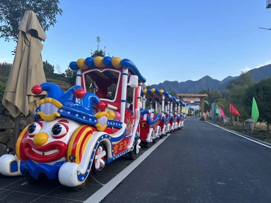 2023年10月，金石村集體出資購(gòu)買了兩輛無(wú)軌觀光小火車。紫陽(yáng)縣融媒體中心供圖