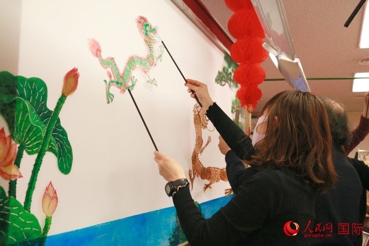 皮影戲表演。人民網(wǎng) 許可攝