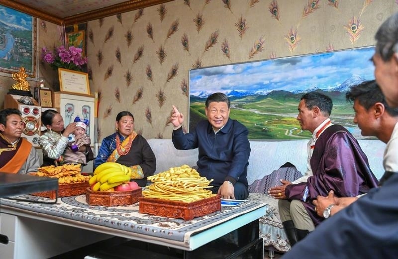 △2021年6月8日，習(xí)近平總書(shū)記在青海海北藏族自治州剛察縣果洛藏貢麻村，同藏族牧民索南才讓一家人圍坐在客廳聊家常。