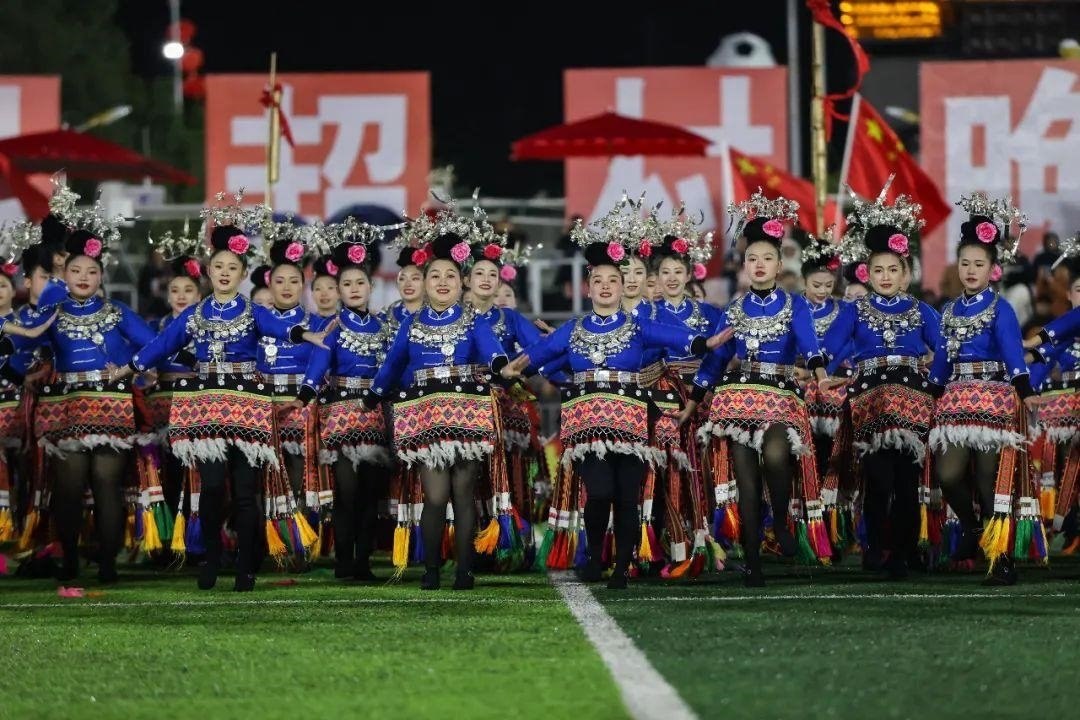 △2024年2月3日，2024年全國(guó)“村晚”示范展示活動(dòng)暨貴州“村超村晚”系列活動(dòng)之一的民族文化展演，在榕江縣“村超”足球場(chǎng)舉行。