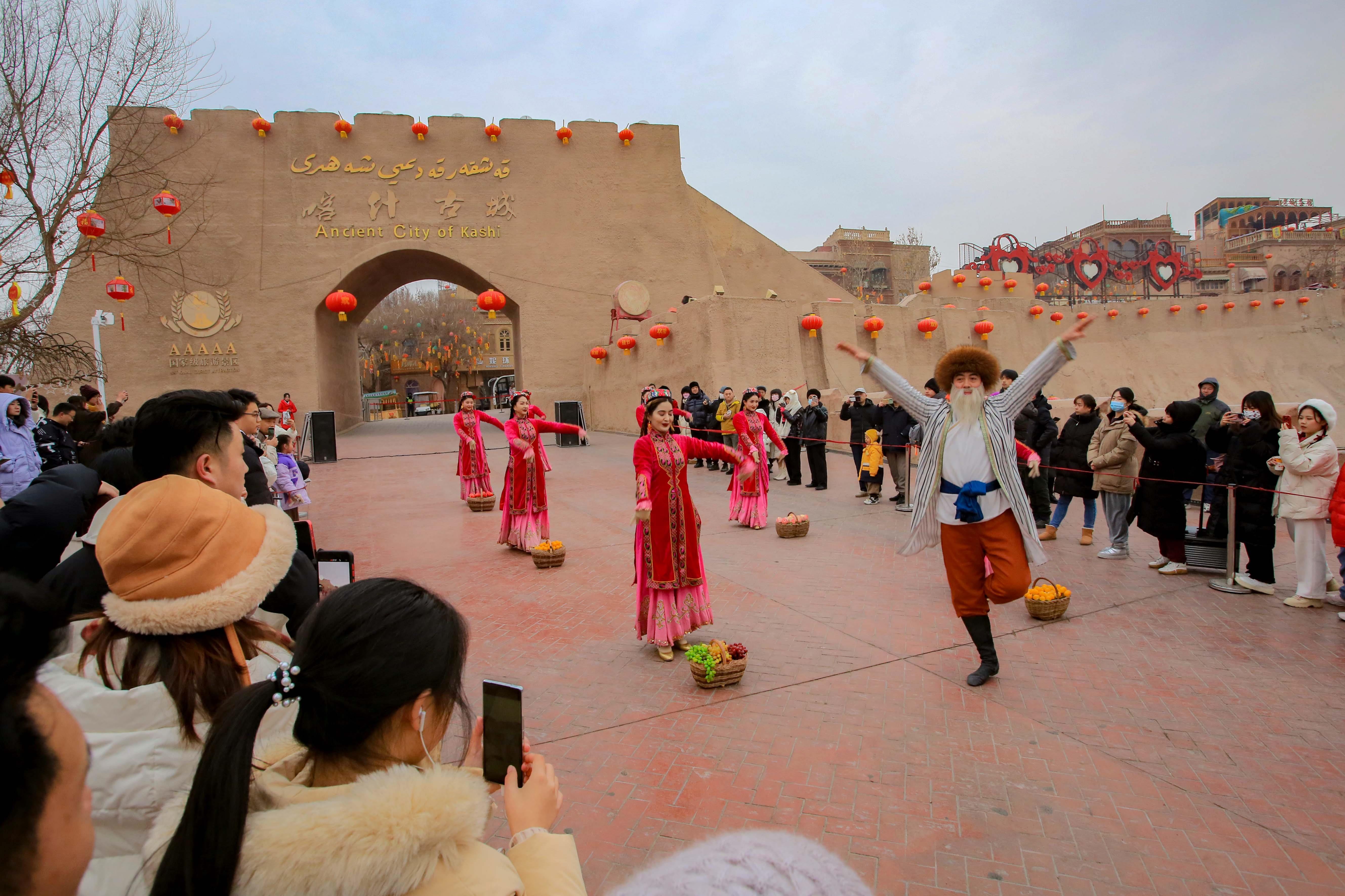 △2024年2月4日，演員在新疆喀什古城入城儀式上表演舞蹈。