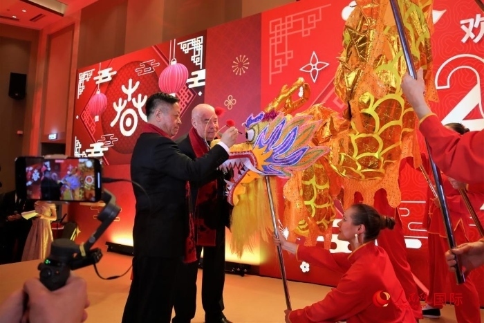 張漢暉（左）、施威特科（右）共同為彩龍點(diǎn)睛。于子恒攝