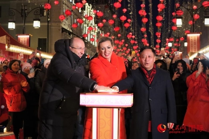 張漢暉、扎哈羅娃、科茲洛夫（從右至左）共同按下活動(dòng)啟動(dòng)按鈕。于子恒攝