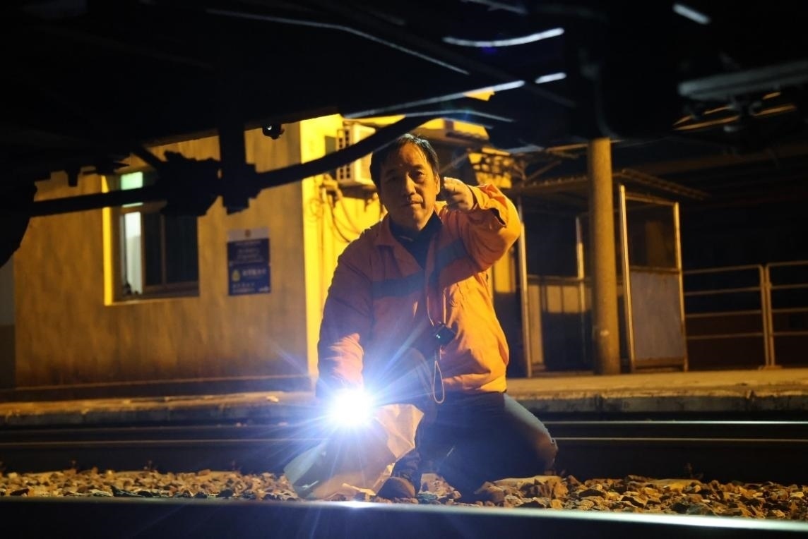 凌晨2點，李金饒正在檢查關(guān)門車。陸佳駿攝