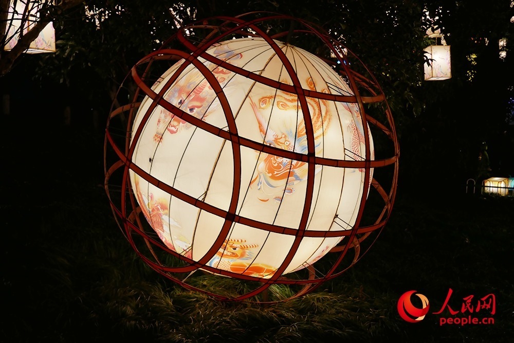 白鷺洲公園展出的燈彩作品。人民網(wǎng)記者 韋衍行攝