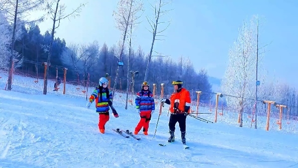 新春走基層｜滑雪場上過春節(jié)！冰城“冷資源”變成“熱經(jīng)濟(jì)”
