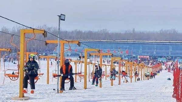 新春走基層｜滑雪場上過春節(jié)！冰城“冷資源”變成“熱經(jīng)濟(jì)”