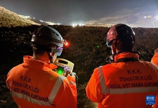 2月13日，救援人員在土耳其東部埃爾津詹省伊利奇區(qū)礦難現(xiàn)場(chǎng)工作。新華社發(fā)（穆斯塔法·卡亞攝）