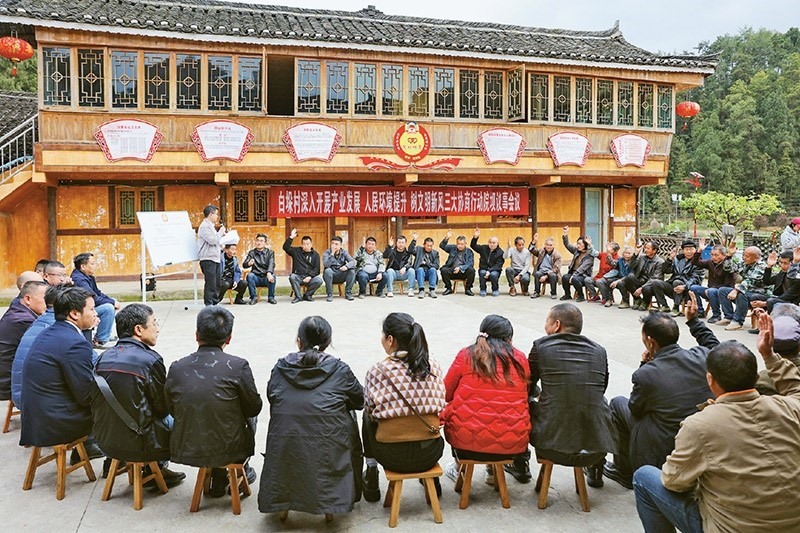 圖為2023年4月6日，貴州省黔東南苗族侗族自治州施秉縣白垛鄉(xiāng)白垛村村民在討論產(chǎn)業(yè)發(fā)展、人居環(huán)境提升、鄉(xiāng)村文明建設(shè)相關(guān)事宜。 人民圖片 磨桂賓/攝