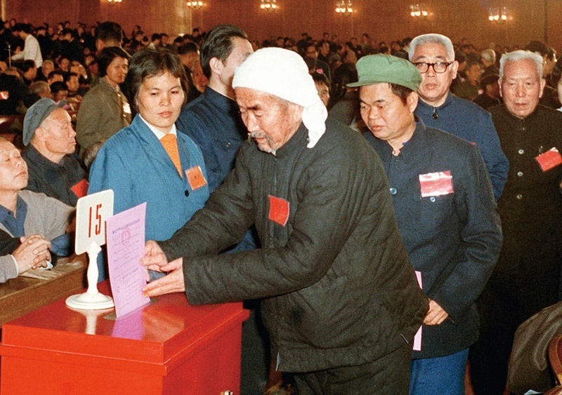 我國現(xiàn)行憲法于1982年12月4日由第五屆全國人大第五次會議通過并公布施行。根據(jù)改革開放和社會主義現(xiàn)代化建設(shè)的實踐和發(fā)展，全國人大于1988年、1993年、1999年、2004年、2018年先后5次作出必要的、也是十分重要的修正。圖為出席第五屆全國人民代表大會第五次會議的代表投票表決《中華人民共和國憲法》（資料照片）。 新華社發(fā)