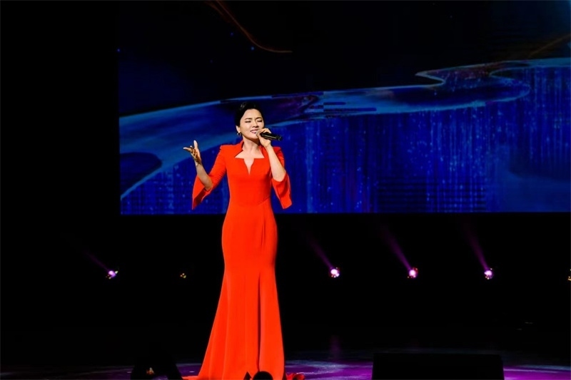 女高音歌唱家陳思思演唱《但愿人長(zhǎng)久》。趙 靖攝