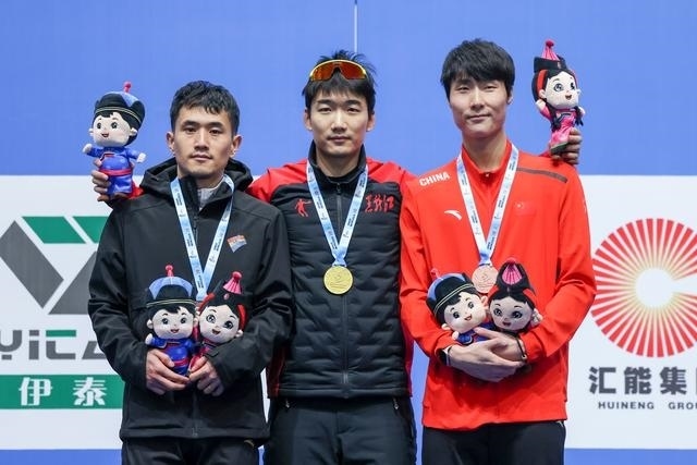 1月12日，“十四冬”速度滑冰（公開組）男子500米比賽，冠軍黑龍江隊(duì)選手高亭宇（中）、亞軍遼寧隊(duì)選手楊濤（左）、季軍河北隊(duì)選手李添龍?jiān)陬C獎(jiǎng)儀式上合影。新華社記者 王楷焱 攝