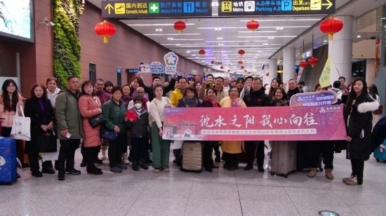 2月11日，一批馬來西亞游客抵達(dá)沈陽桃仙國(guó)際機(jī)場(chǎng)。新華社發(fā)