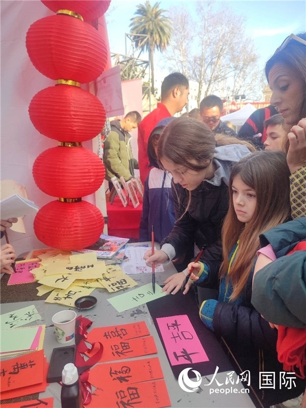 羅馬當(dāng)?shù)孛癖妼h字充滿興趣。人民網(wǎng)記者鄭彬攝