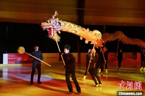 當(dāng)?shù)貢r間2月17日晚，作為農(nóng)歷甲辰龍年“歡樂春節(jié)”系列活動之一，別具特色的青少年冰上春晚在加拿大多倫多舉行。圖為青少年表演冰上舞龍。 中新社記者 余瑞冬 攝