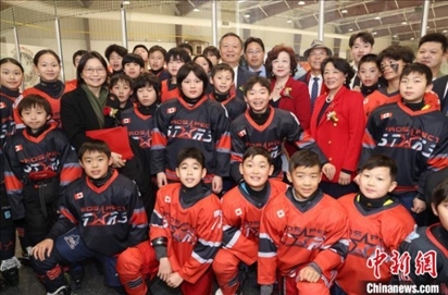 當(dāng)?shù)貢r間2月17日晚，青少年冰上春晚在加拿大多倫多舉行。圖為中國駐多倫多總領(lǐng)事羅偉東和主辦方代表、與會嘉賓與“未來之星”冰球隊華裔少年冰球手們合影。 中新社記者 余瑞冬 攝