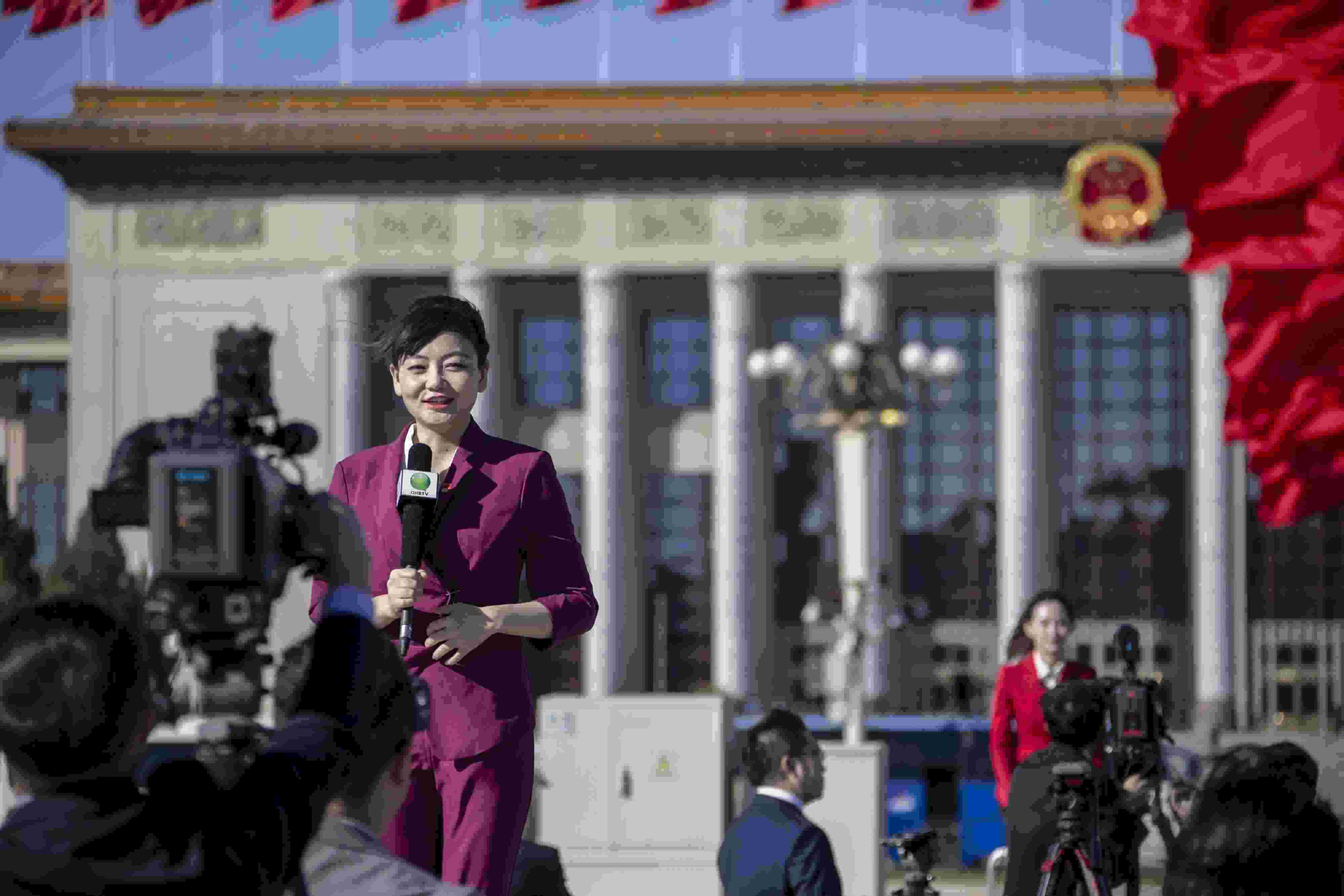 △ 2022年10月22日，北京人民大會堂，中國共產(chǎn)黨第二十次全國代表大會勝利閉幕，媒體記者戶外進行現(xiàn)場報道。