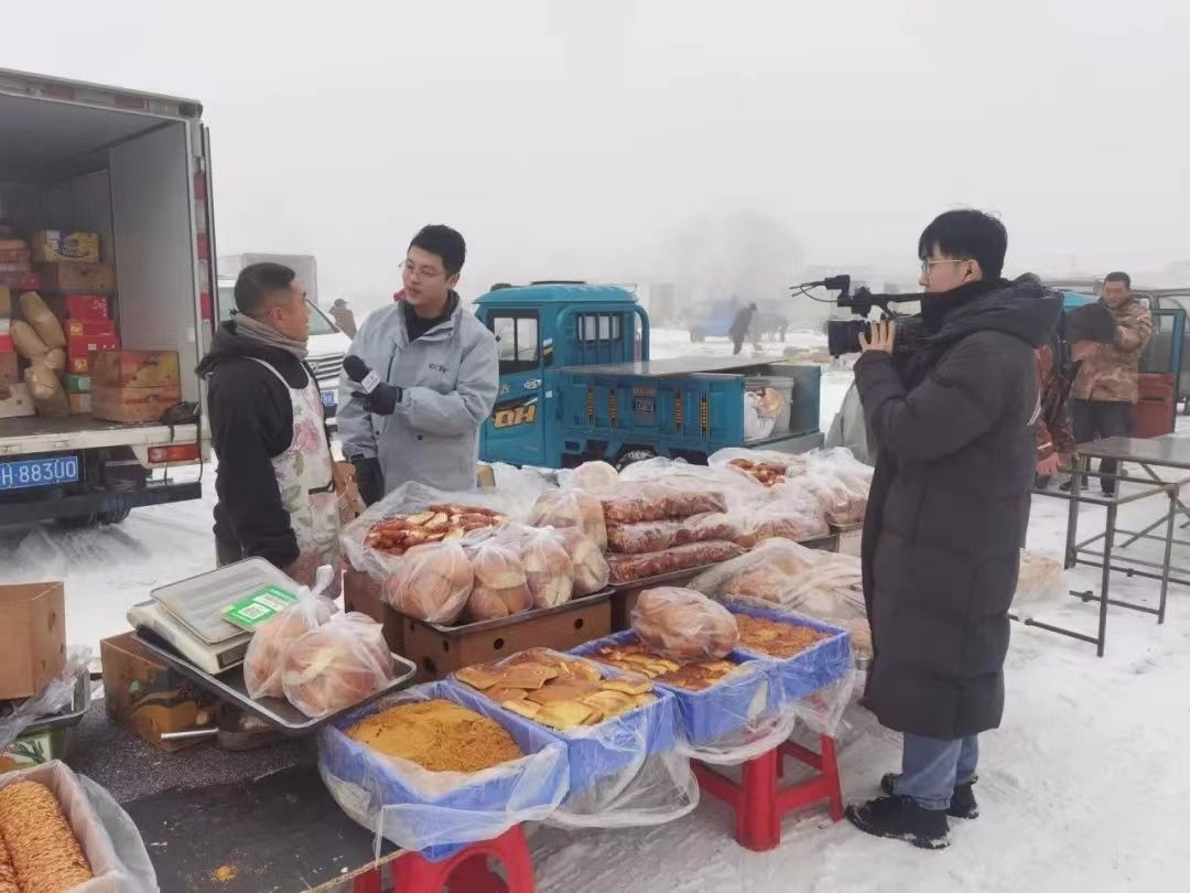 △ 2024年1月1日，在中央廣播電視總臺中央電視臺《新年新愿》報道中，遼寧營口鲅魚圈區(qū)大集賣餅干的小哥憨態(tài)可掬的表情、生機勃勃的臉龐、充滿煙火氣的新年愿望，讓他火爆出圈。