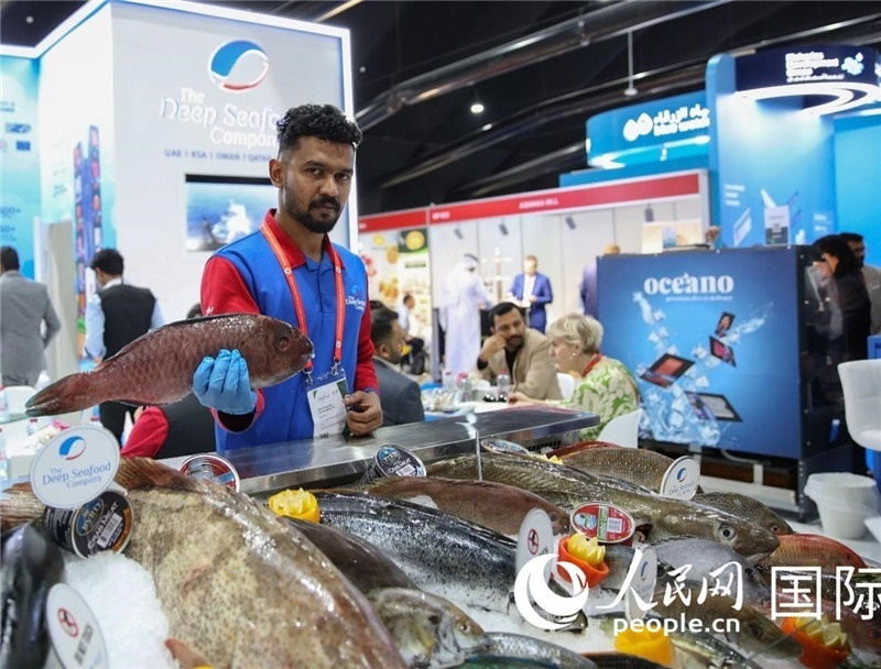 海灣食品展上，一位展商在展示海產(chǎn)品。人民網(wǎng) 塔里克·易卜拉欣攝
