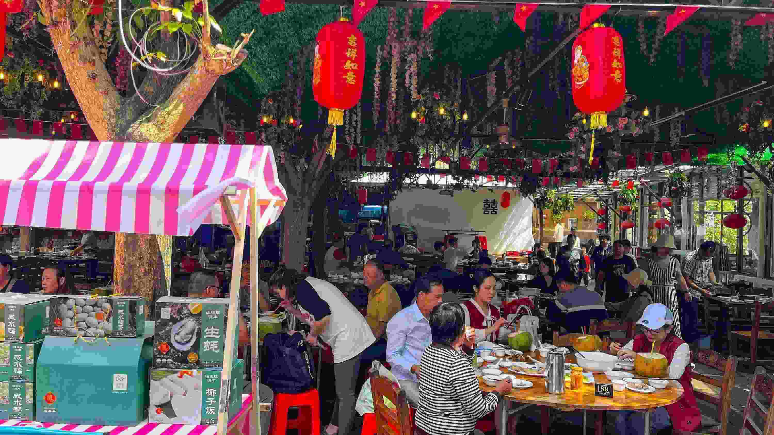 △ 2024年2月17日，春節(jié)假期最后一天，?？卩l(xiāng)村旅游持續(xù)火爆，眾多游客前往漁家樂(lè)品嘗特色海鮮和鄉(xiāng)村美食。