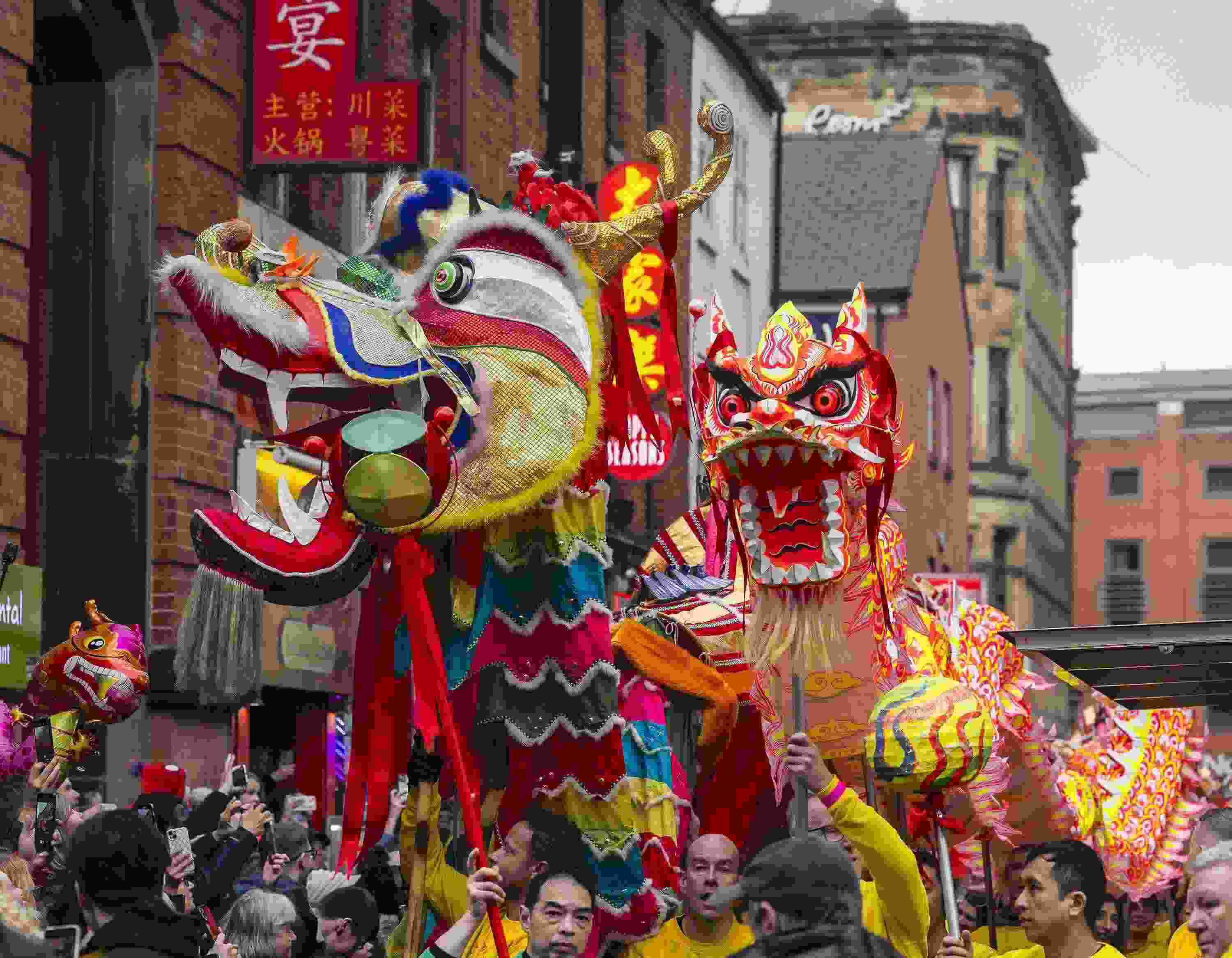 △ 當(dāng)?shù)貢r(shí)間2024年2月11日，英國(guó)曼徹斯特，表演者進(jìn)入中國(guó)城，參加中國(guó)農(nóng)歷龍年春節(jié)的慶?；顒?dòng)。