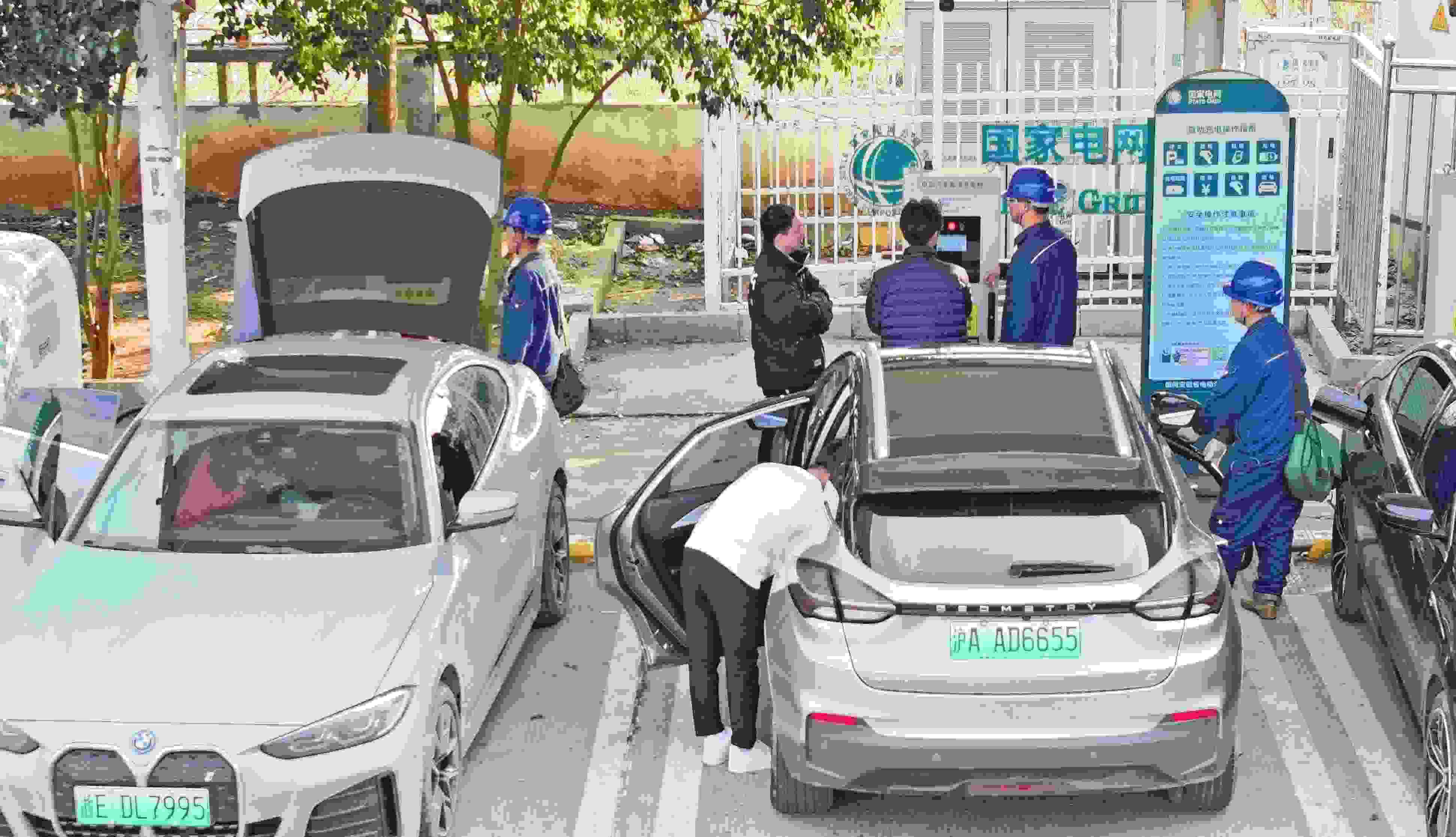 △ 2024年2月17日，安徽滁州來(lái)安縣大英鎮(zhèn)境內(nèi)的G36寧洛高速曹莊服務(wù)區(qū)，滁州市供電公司工作人員協(xié)助電動(dòng)汽車(chē)車(chē)主高效解決充電中遇到的問(wèn)題。