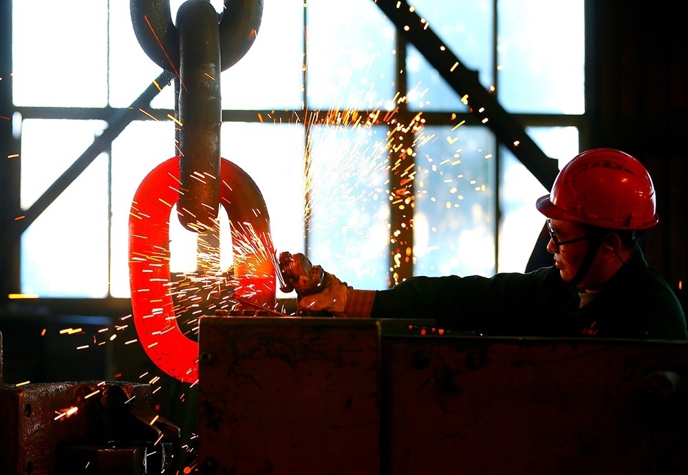 △ 2024年2月17日，青島市，即墨區(qū)靈山街道一家錨鏈企業(yè)，工人正在忙碌。