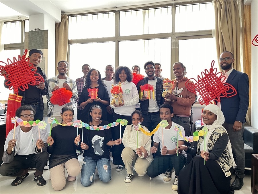 參加活動的學生合影。亞的斯亞貝巴大學孔子學院供圖