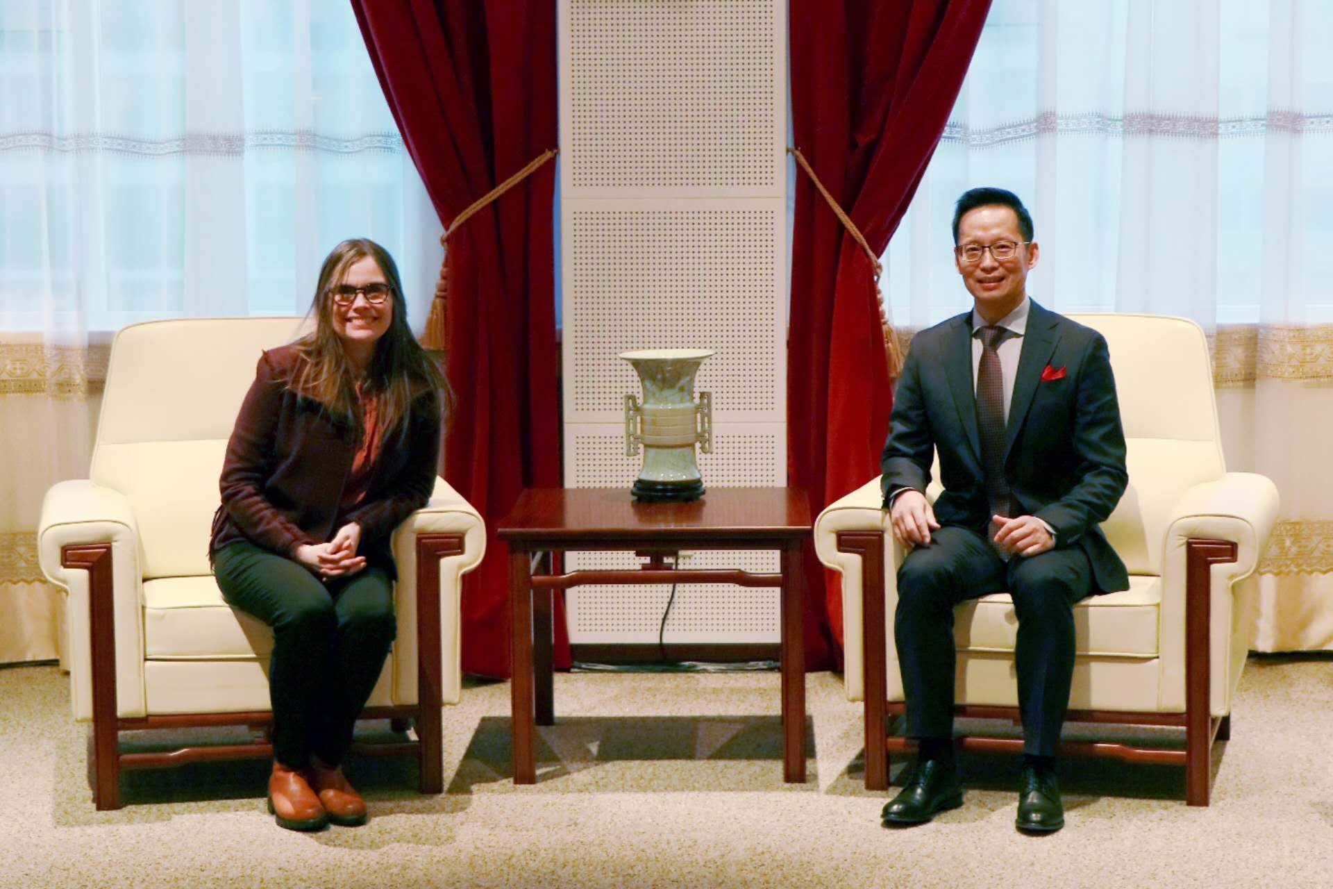 冰島總理雅各布斯多蒂爾（右一）與中國(guó)駐冰島大使何儒龍合影。中國(guó)駐冰島大使館供圖