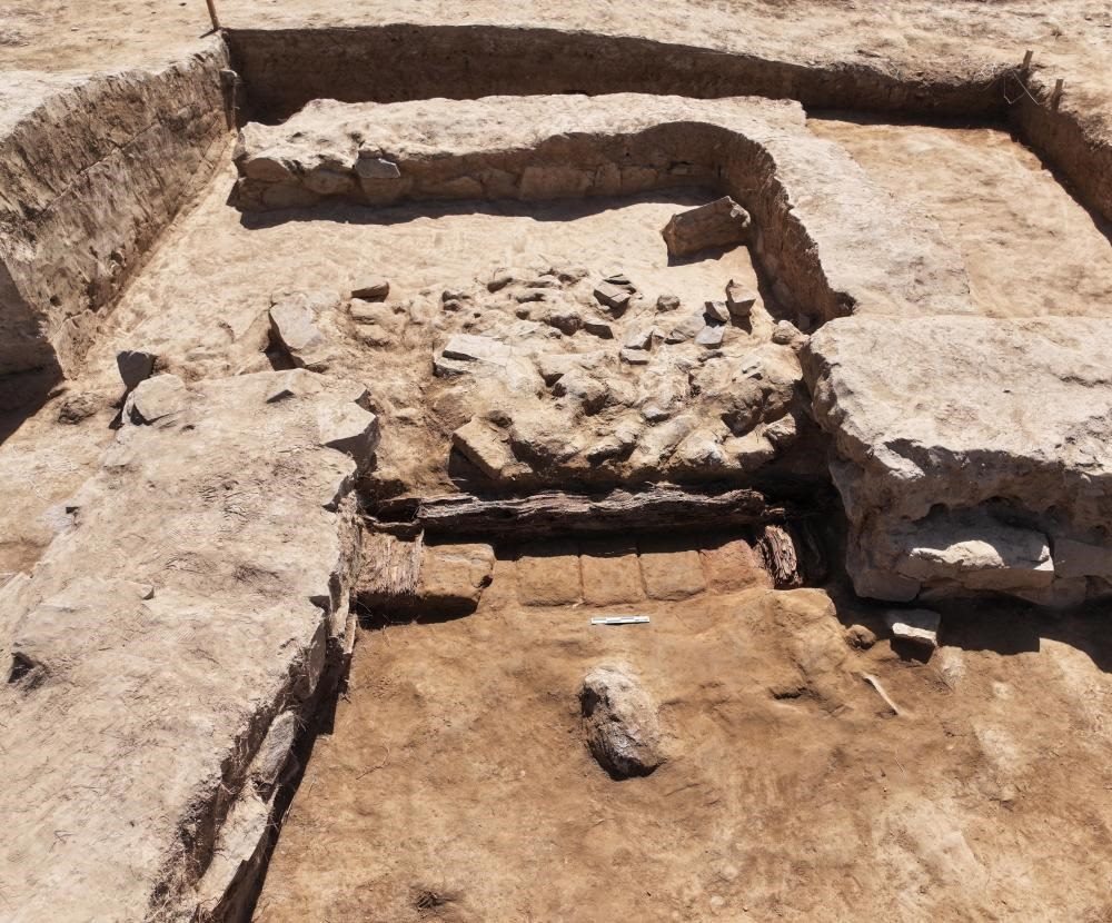 這是都蘭熱水墓群北一區(qū)M37號(hào)（“羊圈墓”）祭祀建筑的木質(zhì)門(mén)構(gòu)。