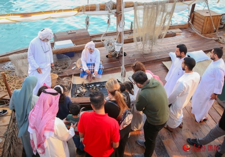 游客了解采珠工作。人民網(wǎng) 塔里克·易卜拉欣攝