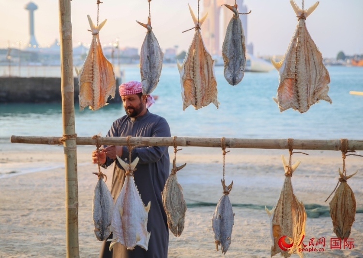  手工藝者展示如何晾曬魚干。人民網(wǎng) 塔里克·易卜拉欣攝