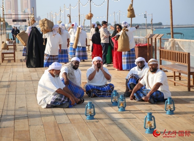 演藝人員展示售賣產(chǎn)品的場(chǎng)景。人民網(wǎng) 塔里克·易卜拉欣攝