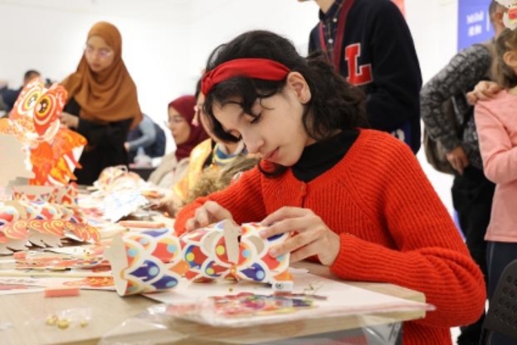 參與者在制作元宵彩燈。拉巴特中國(guó)文化中心供圖