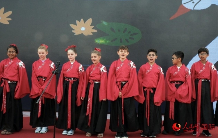 來(lái)自世界各地的小朋友一同誦讀中國(guó)古詩(shī)。人民網(wǎng) 滕婧含攝