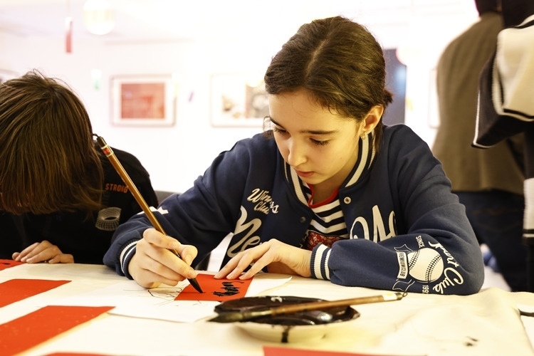 羅馬尼亞小朋友書寫毛筆字。中國文化中心供圖