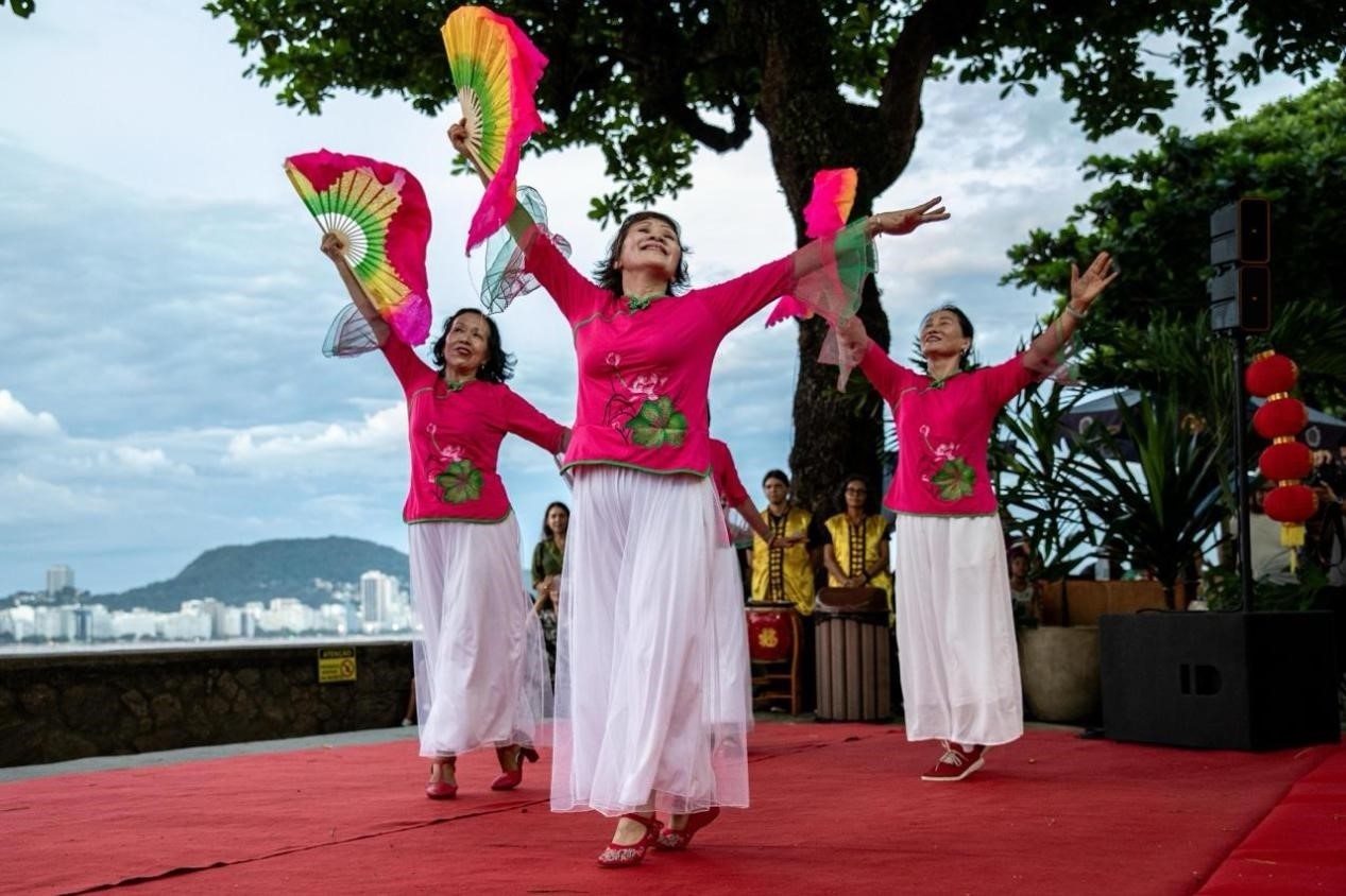 當?shù)貢r間2月24日晚，2024年元宵節(jié)慶祝活動在巴西里約熱內盧市科帕卡巴納要塞舉辦。巴西山河文化促進中心供圖
