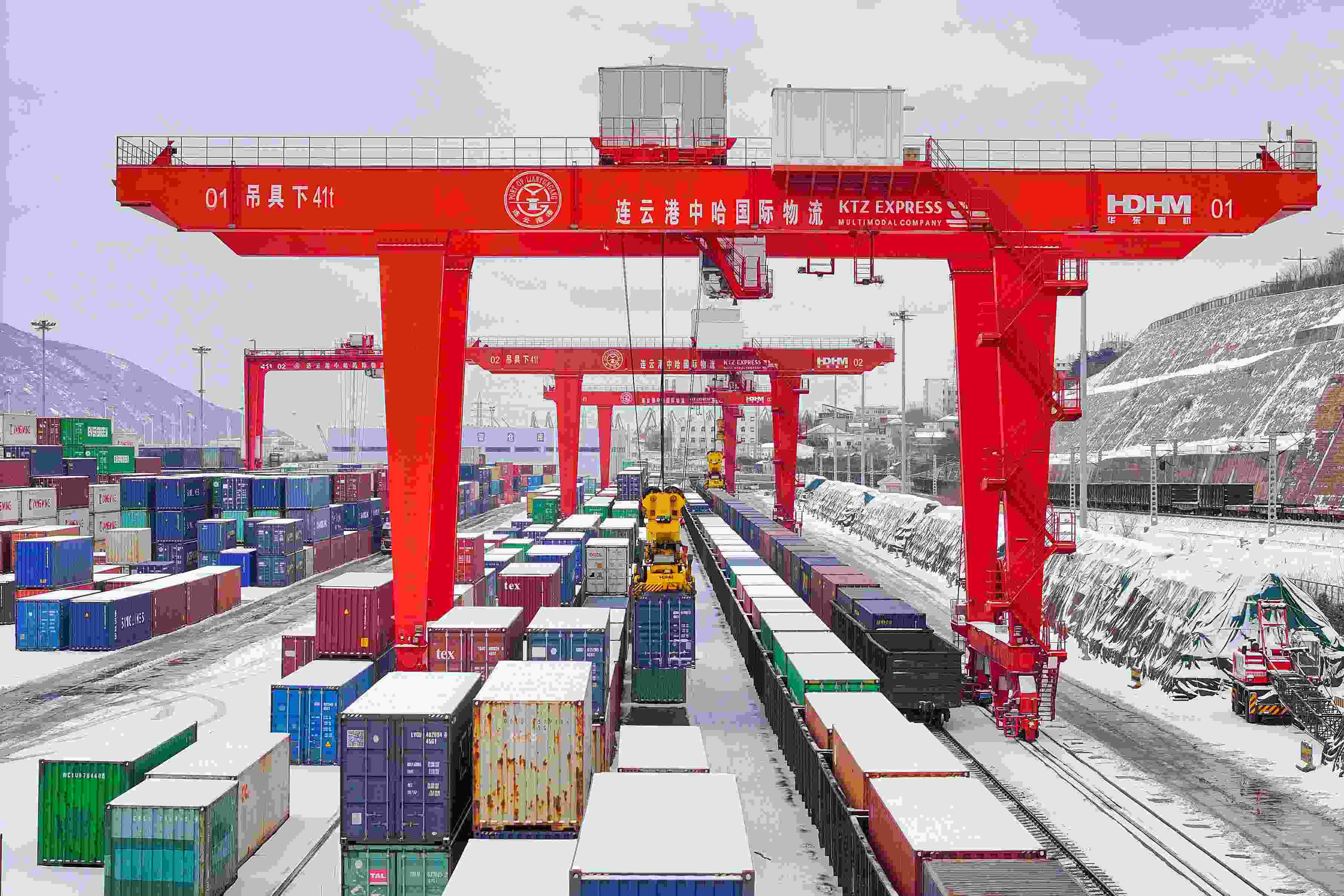 2024年2月22日，江蘇省連云港市中哈連云港物流合作基地，大型機械正在吊裝集裝箱。