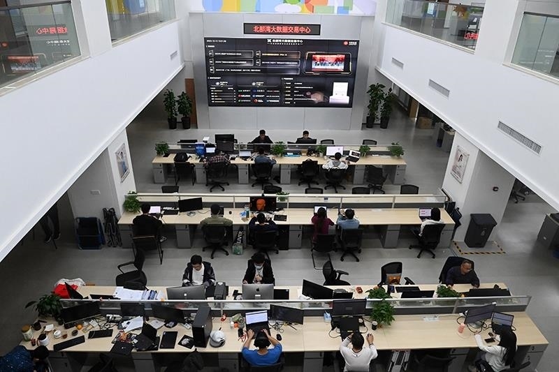 2023年12月12日，中國－東盟信息港股份有限公司員工在工作中。