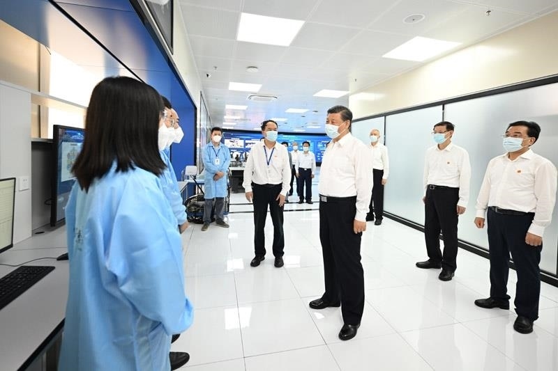 2023年7月6日，習(xí)近平總書記在江蘇南京市考察紫金山實(shí)驗(yàn)室時(shí)，同科研人員親切交流。