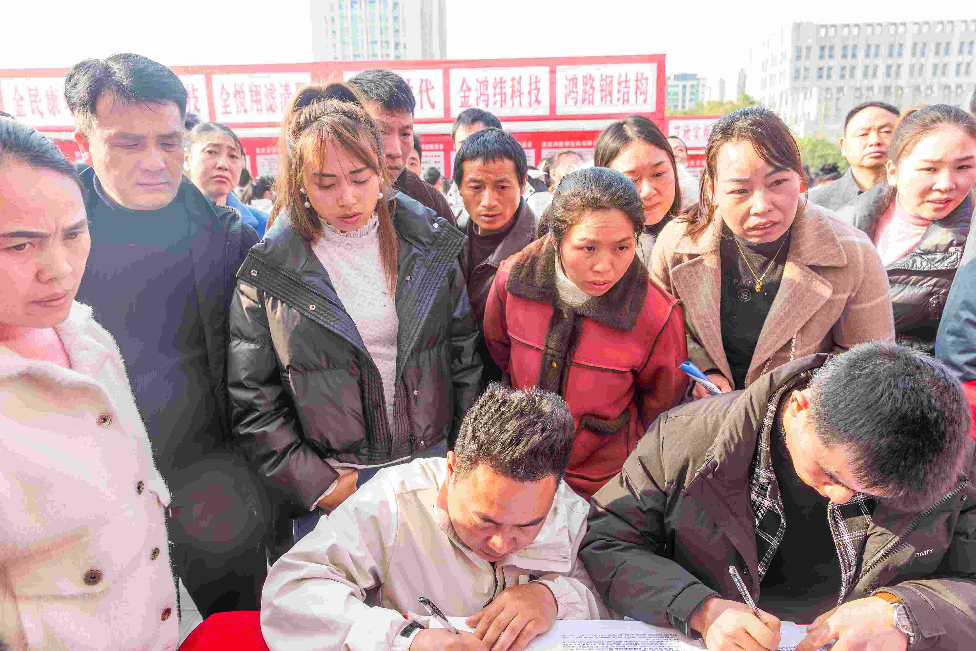 △ 2024年2月19日，重慶市南川區(qū)舉辦2024“春風(fēng)行動”招聘會，為企業(yè)和求職者牽線搭橋，助力務(wù)工人員返崗就業(yè)、企業(yè)復(fù)產(chǎn)復(fù)工。