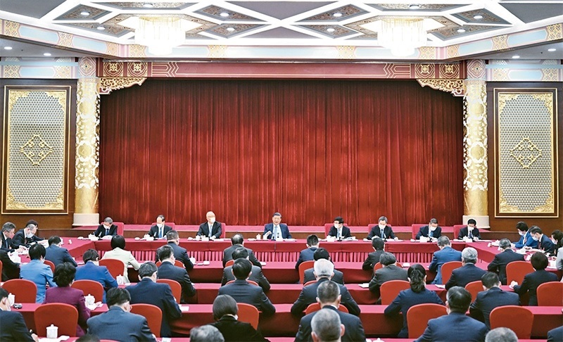 2023年3月6日，中共中央總書記、國家主席、中央軍委主席習近平看望參加全國政協(xié)十四屆一次會議的民建、工商聯(lián)界委員，并參加聯(lián)組會，聽取意見和建議。中共中央政治局常委、全國政協(xié)十四屆一次會議主席團會議主持人王滬寧，中共中央政治局常委蔡奇、丁薛祥參加看望和討論。 新華社記者 謝環(huán)馳/攝