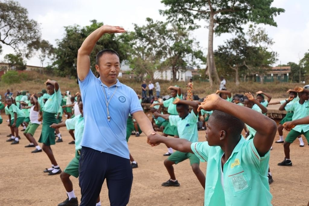 2月20日，在塞拉利昂首都弗里敦，來(lái)自塞拉利昂大學(xué)孔子學(xué)院的武術(shù)教師劉偉在為當(dāng)?shù)貙W(xué)生上武術(shù)課。