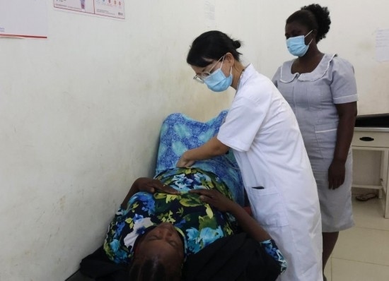 2023年2月27日，在塞拉利昂首都弗里敦，一名中國(guó)醫(yī)療隊(duì)的醫(yī)生正在為患者檢查身體。