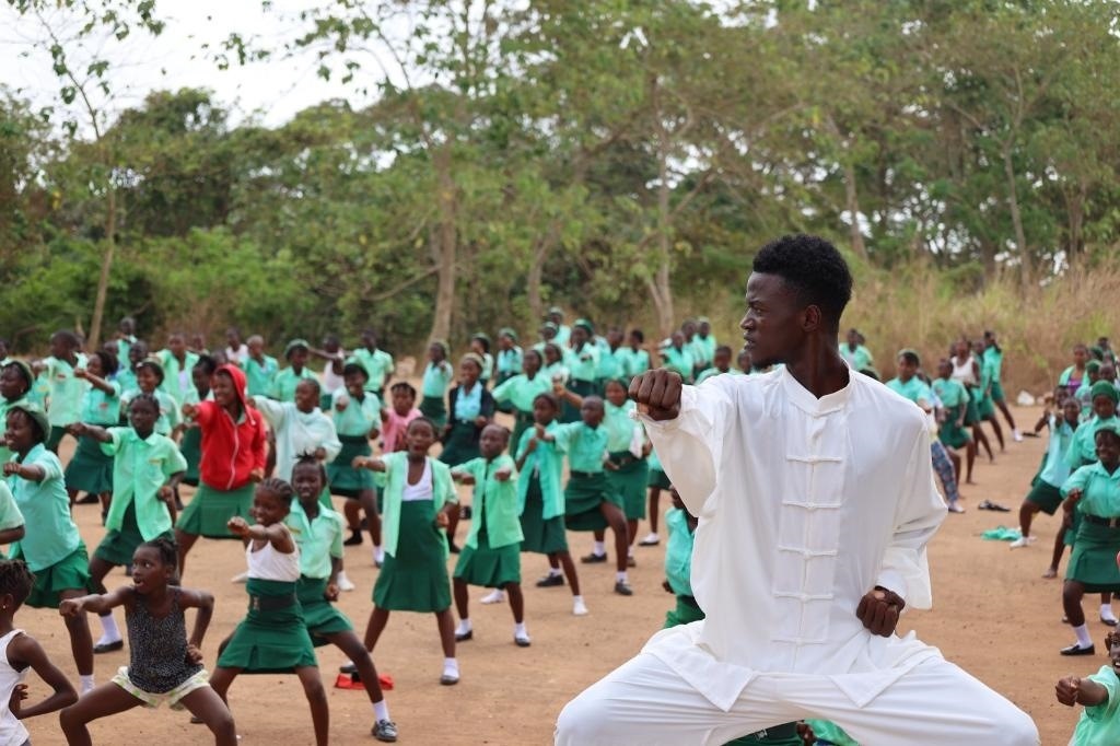 2月20日，在塞拉利昂首都弗里敦，當(dāng)?shù)貙W(xué)生在上武術(shù)課。